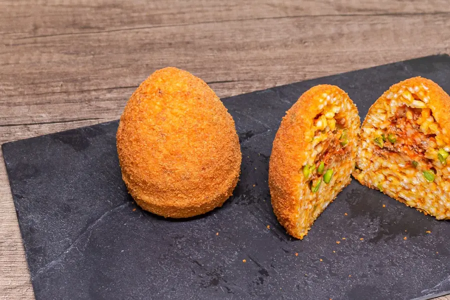 Arancino ragù coupé en deux