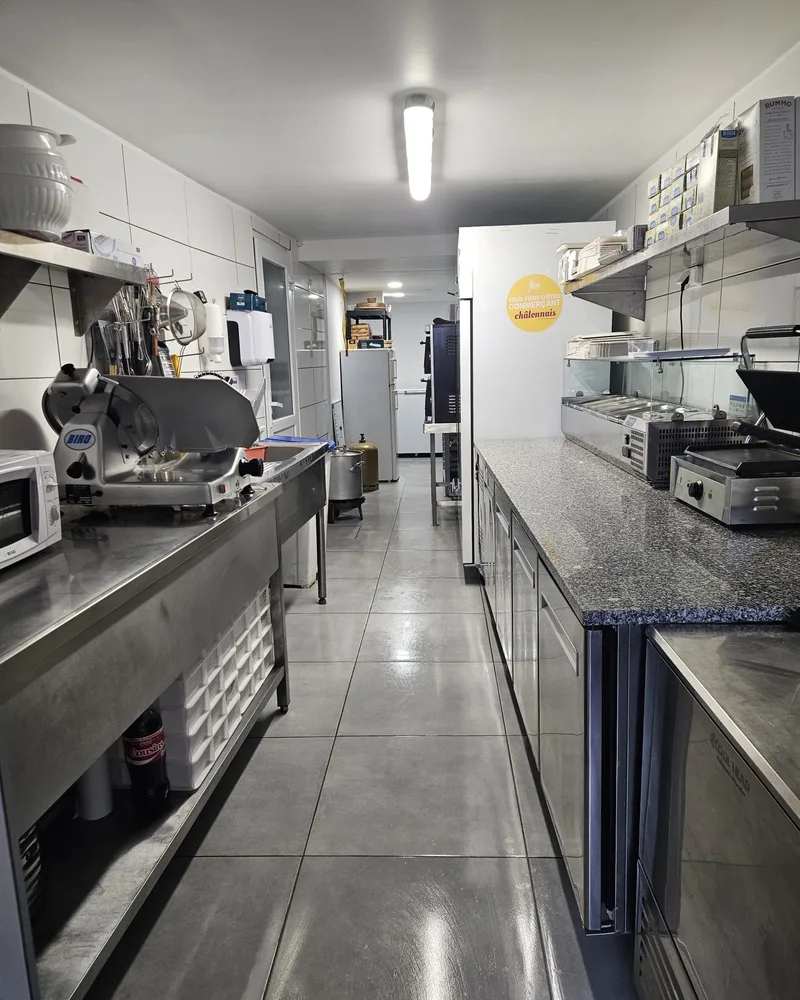 Notre laboratoire à Saint-Memmie : plans de travail inox, trancheuse, vitrine réfrigérée