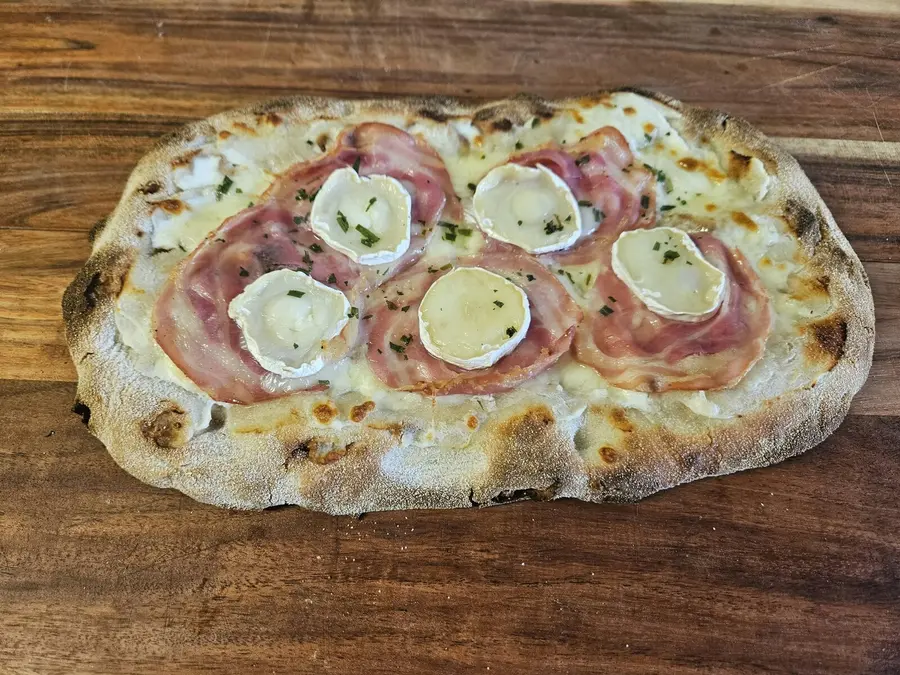 Pinsa Caprino : pancetta, chèvre, miel et estragon
