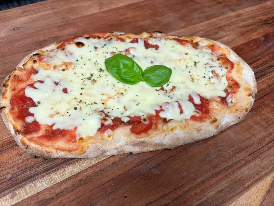 Pinsa Margherita : sauce tomate, fior di latte et basilic