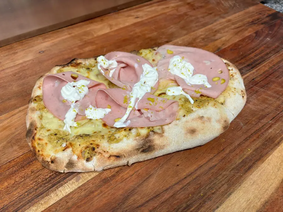 Pinsa Mortadella : mortadelle, stracciatella et éclats de pistache