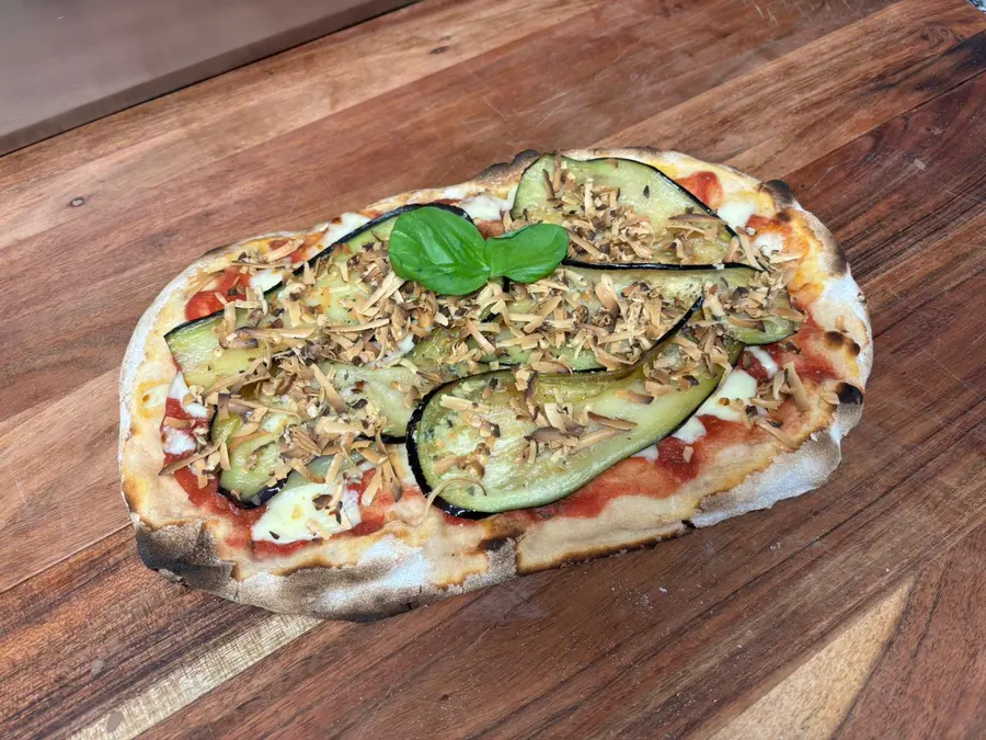 Pinsa Norma : aubergines grillées et ricotta salée