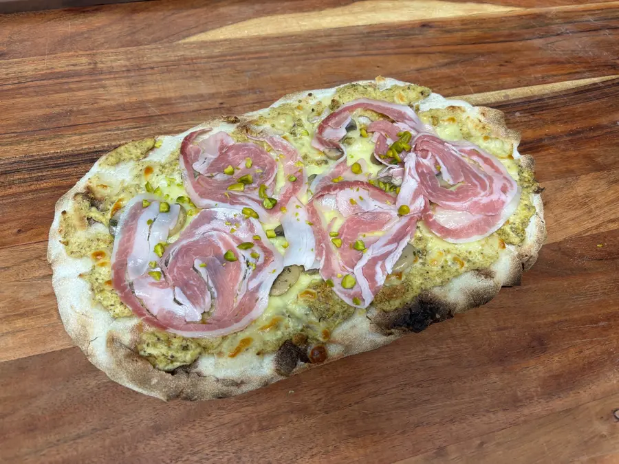 Pinsa Oro di Sicilia : pancetta, champignons et pistaches