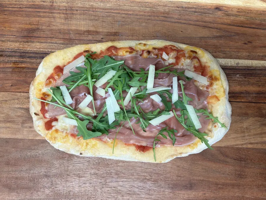 Pinsa Parma : jambon de Parme, roquette et parmesan