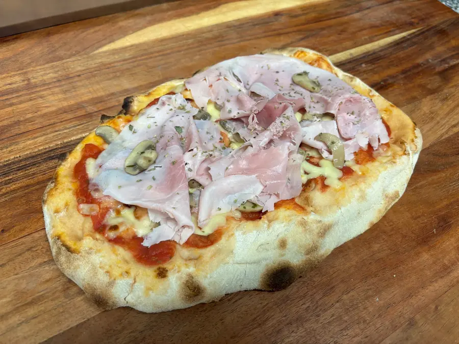 Pinsa Regina : jambon rôti et champignons
