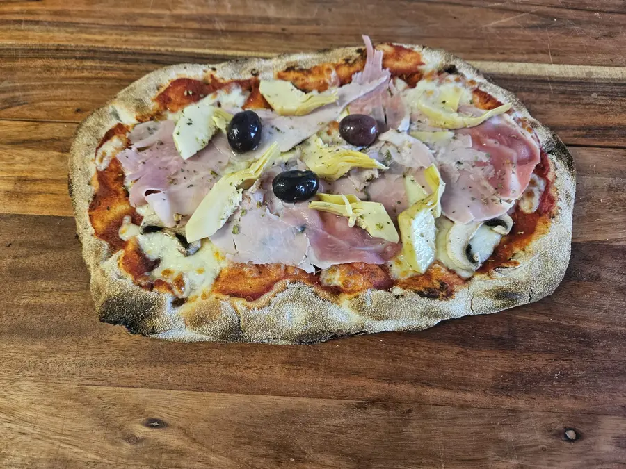 Pinsa 4 Stagioni : jambon, artichauts, champignons, olives noires