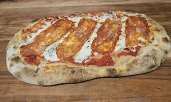 Pinsa Vulcano : spianata piquante et gorgonzola